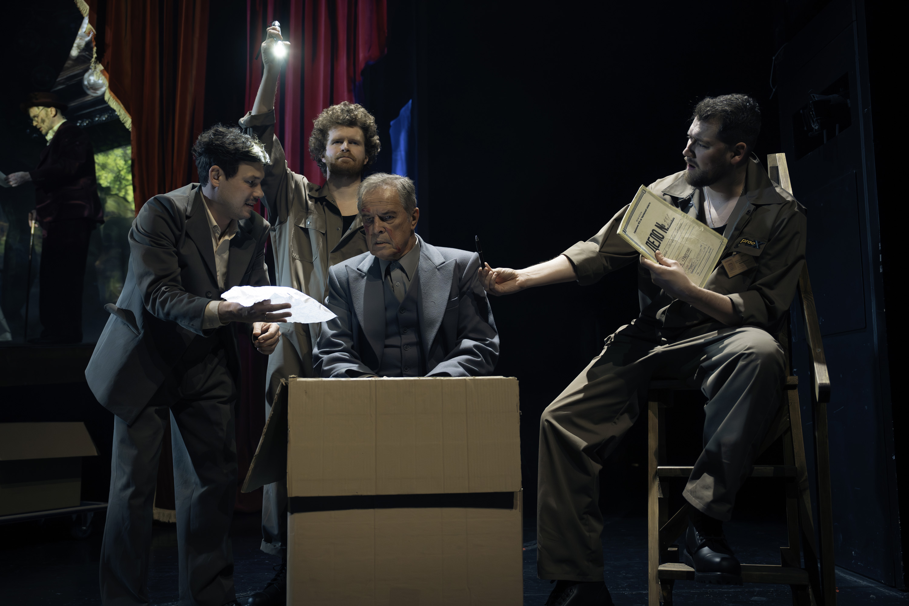 Skats no izrādes ""Skatuve" ugunī". Centrā: Jans – Ivars Kalniņš // Foto – Mārtiņš Vilkārsis